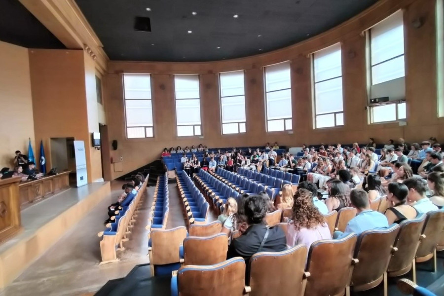 Los 160 chicos y chicas participantes, durante uno de los talleres