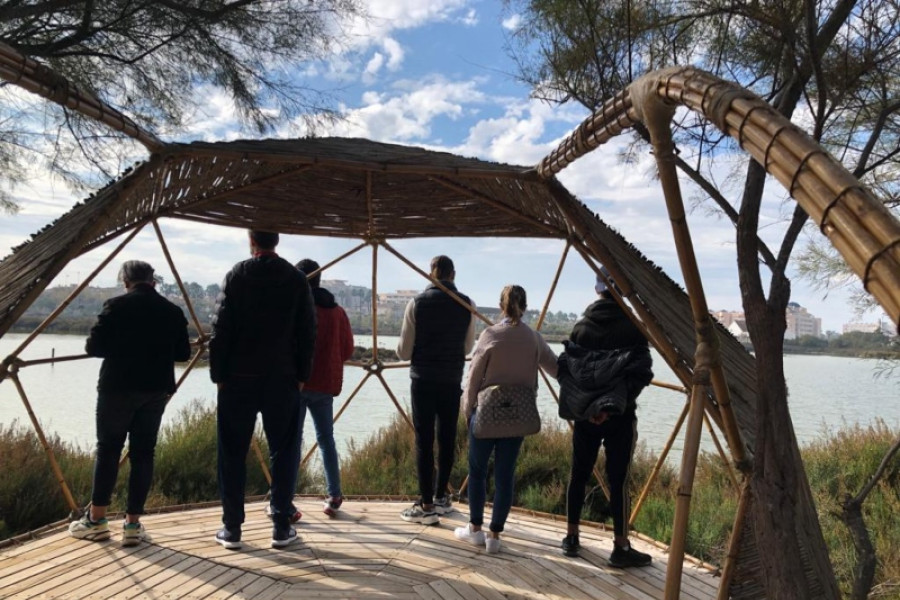 El Parque Natural de Las Salinas de Santa Pola recibe la visita de las personas jóvenes atendidas en el hogar ‘La Atalaya’ de Villena (Alicante)
