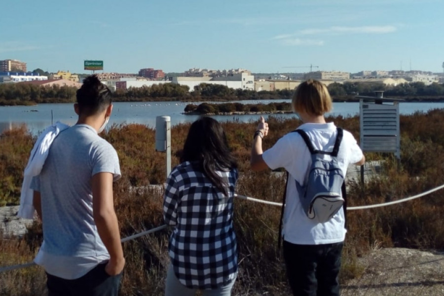 El Parque Natural de las Salinas de Santa Pola recibe la visita de los jóvenes atendidos en el hogar ‘Oriola’ de Orihuela (Alicante). Fundación Diagrama. Comunidad Valenciana 2020. 