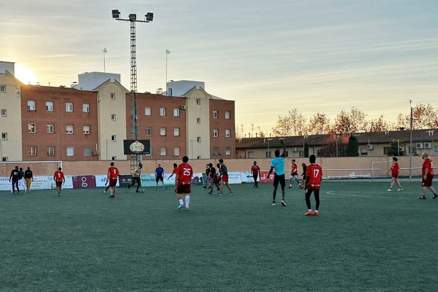 Un momento del partido disputado en el Campo Municipal de Fútbol de Agramunt