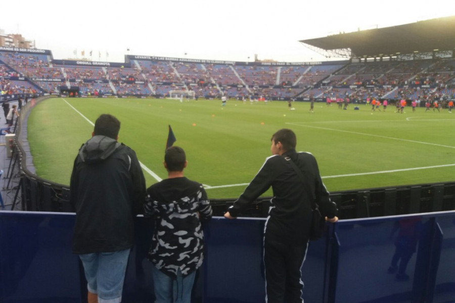 Menores atendidos en los centros ‘Campanar’ de Valencia y ‘La Pobla’ de La Pobla de Vallbona asisten a un encuentro de fútbol en el estadio Ciudad de Valencia. Fundación Diagrama 2017.  