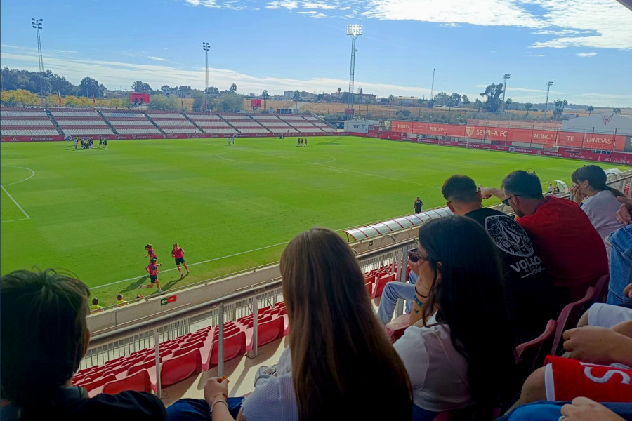El grupo de jóvenes, en los momentos previos al partido