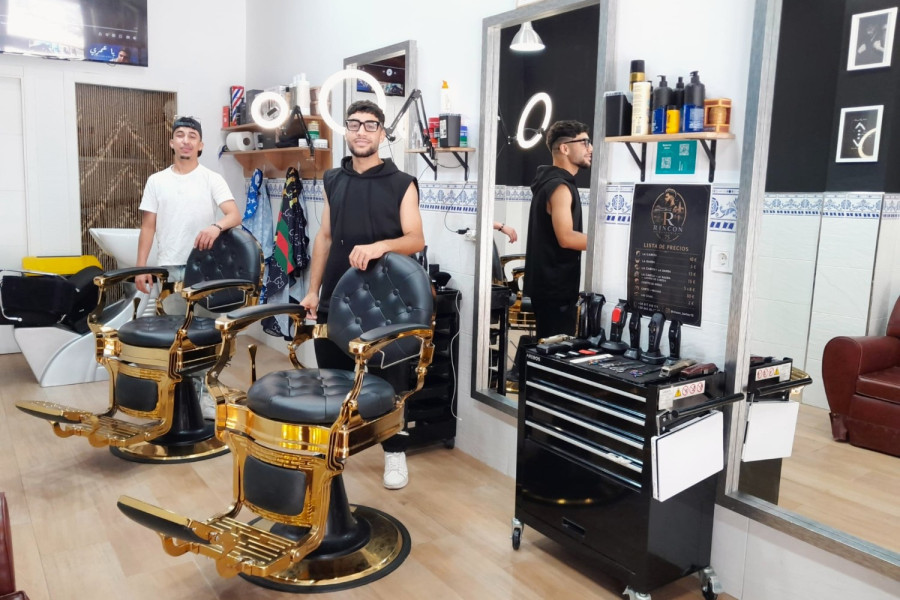Mohamed y su socio, en su peluquería cordobesa