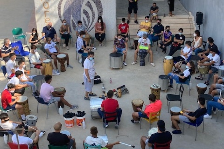 La percusión se convierte en la gran protagonista de uno de los talleres culturales realizados en el centro ‘Las Moreras’ de Murcia