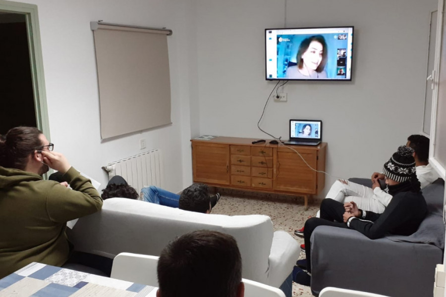 La periodista Maje Amorós comparte su experiencia profesional con los jóvenes atendidos en los centros ‘La Atalaya’ de Villena y ‘Alácera’ de Caudete