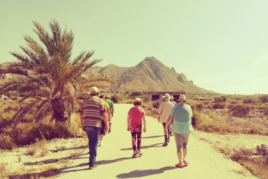 Las personas atendidas en el centro ‘Altavida’ de Abanilla (Murcia) disfrutan de un programa de rutas senderistas por la localidad. Fundación Diagrama. Murcia 2020.
