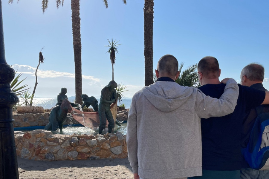 Las personas atendidas en el centro para la Atención de la Enfermedad Mental ‘Altavida’ de Abanilla (Murcia) disfrutan de una jornada de ocio positivo en el municipio de Los Alcázares