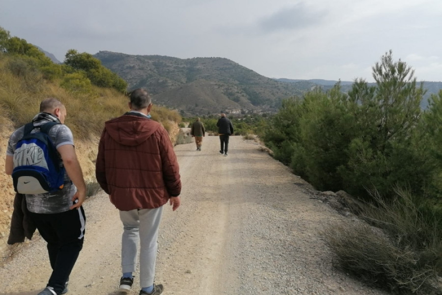 Un grupo de personas atendidas en el Centro para la Atención de la Enfermedad Mental ‘Altavida’ (Abanilla) realiza una ruta senderista por la Sierra de la Pila