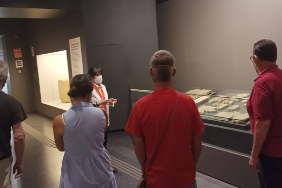 Las personas atendidas en el centro de día ‘Heliotropos’ recorren la exposición ‘Ancestros. Neandertales en la Región de Murcia’. Fundación Diagrama 2022.