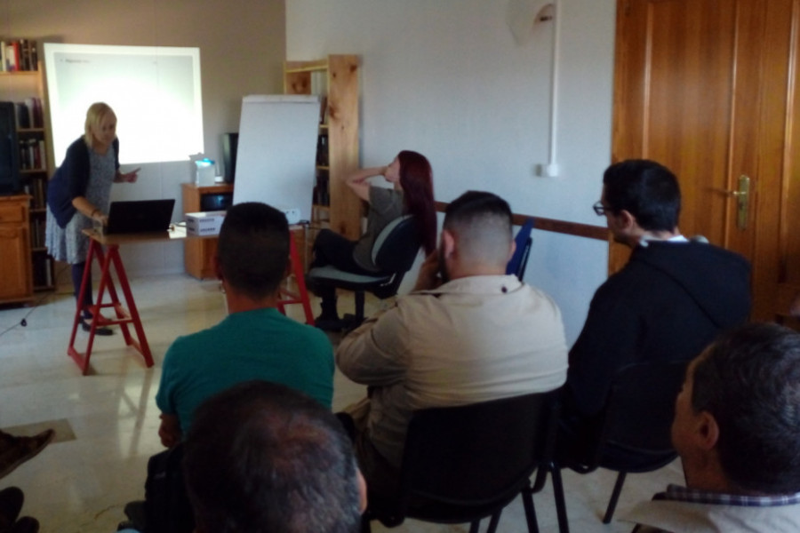 Las personas atendidas en el centro de día ‘Heliotropos’ de Murcia asisten a una charla de sensibilización impartida por profesionales de la Federación de personas sordas de la Región de Murcia (FESORMU). Fundación Diagrama. 2019