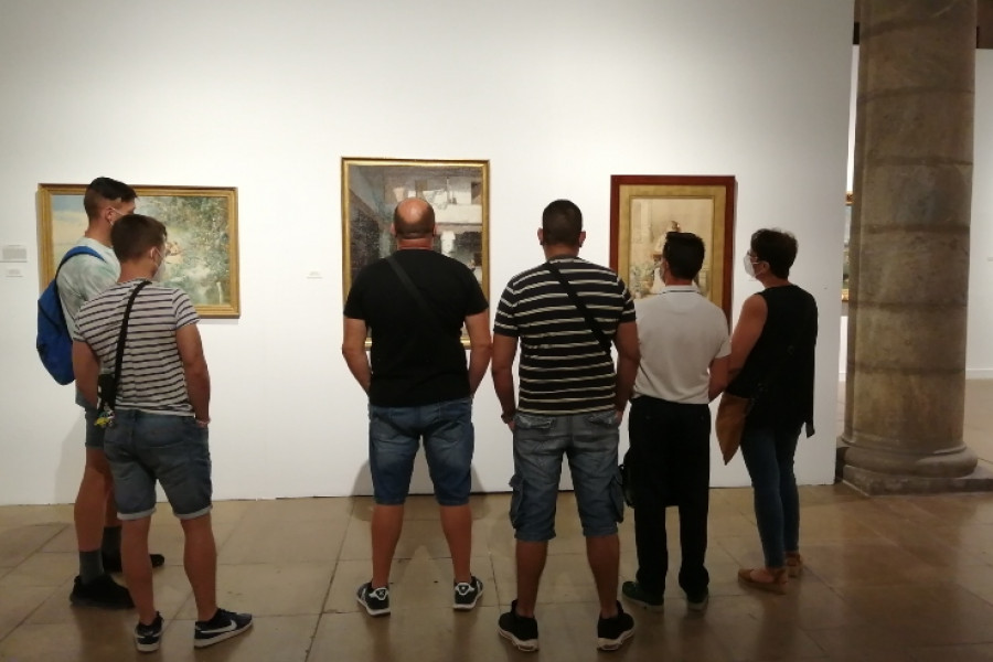 Las personas atendidas en el centro de día ‘Heliotropos’ de Murcia disfrutan de dos exposiciones artísticas en el Palacio Almudí