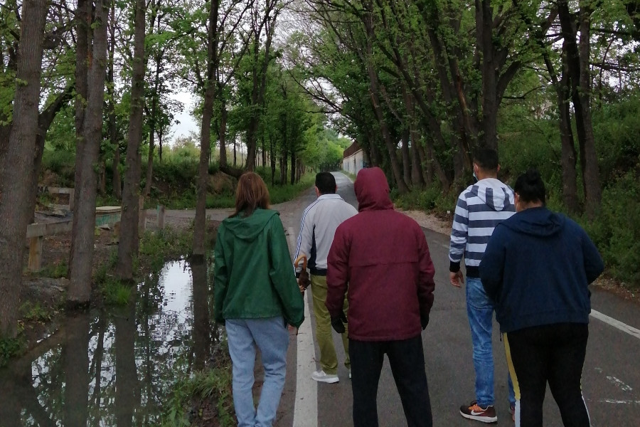 Las personas atendidas en el centro de día ‘Heliotropos’ de Murcia realizan una ruta por las principales acequias de la pedanía de Nonduermas