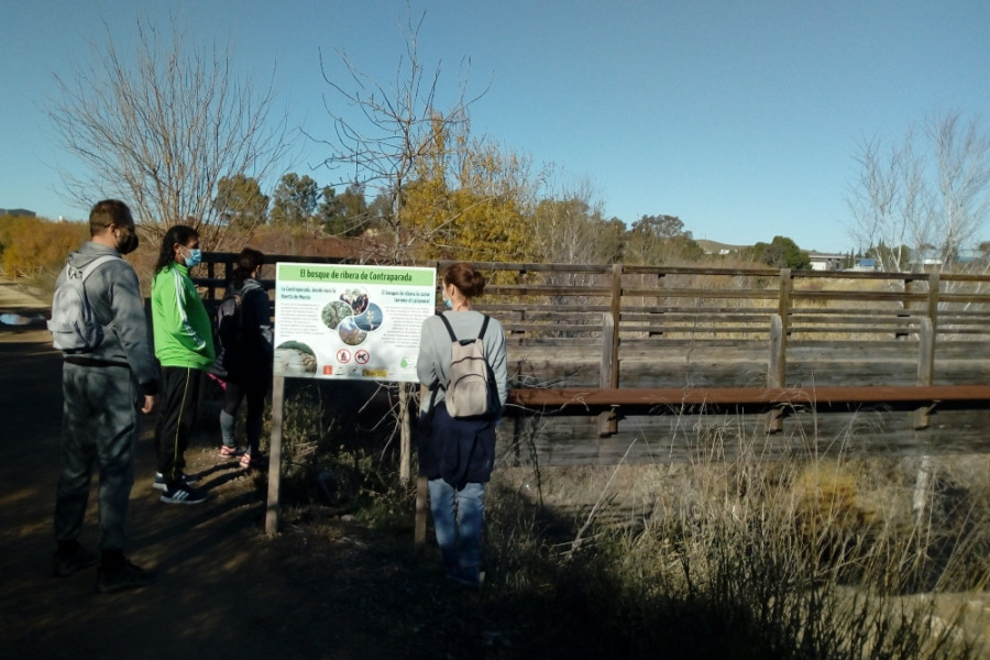 Las personas atendidas en el centro de día ‘Heliotropos’ de Murcia realizan una ruta senderista hasta el espacio natural de la Contraparada