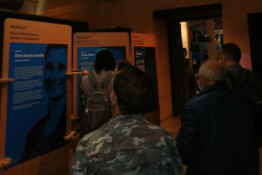 Las personas atendidas en el centro ‘Heliotropos’ de Murcia asisten a la exposición ‘Rostros Mediterráneos de la Ciencia’