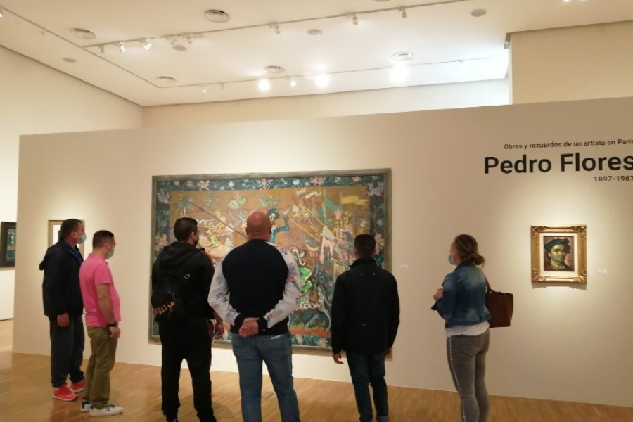 Las personas atendidas en el centro ‘Heliotropos’ de Murcia descubren la obra más representativa del pintor murciano Pedro Flores