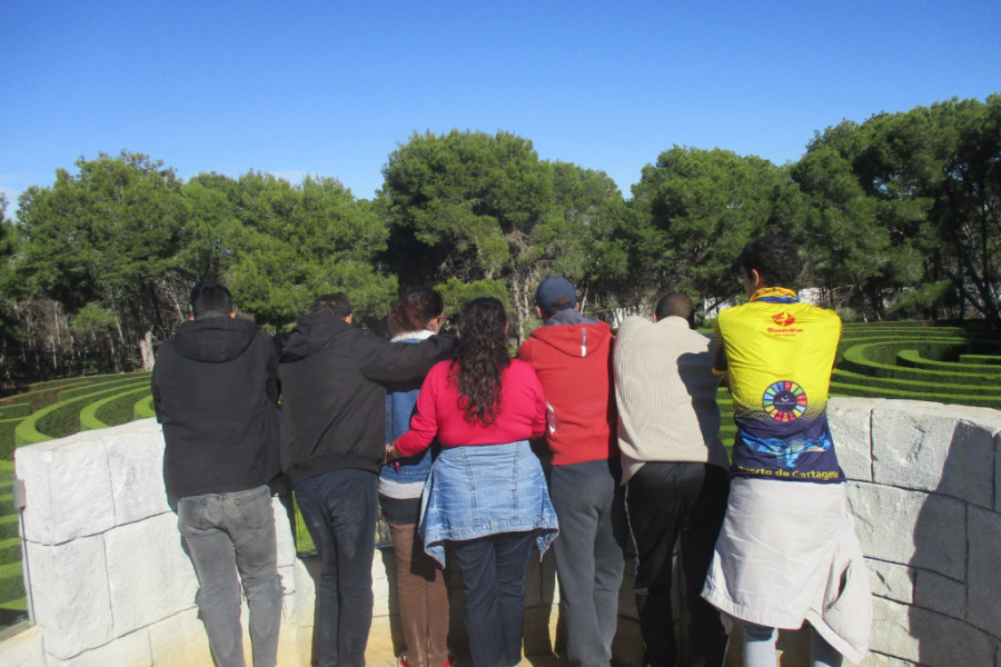 Las personas atendidas en el centro sociosanitario ‘Cristo de los Mineros’ de La Unión (Murcia) visitan el laberinto vegetal más grande de España. Fundación Diagrama. Murcia 2019. 