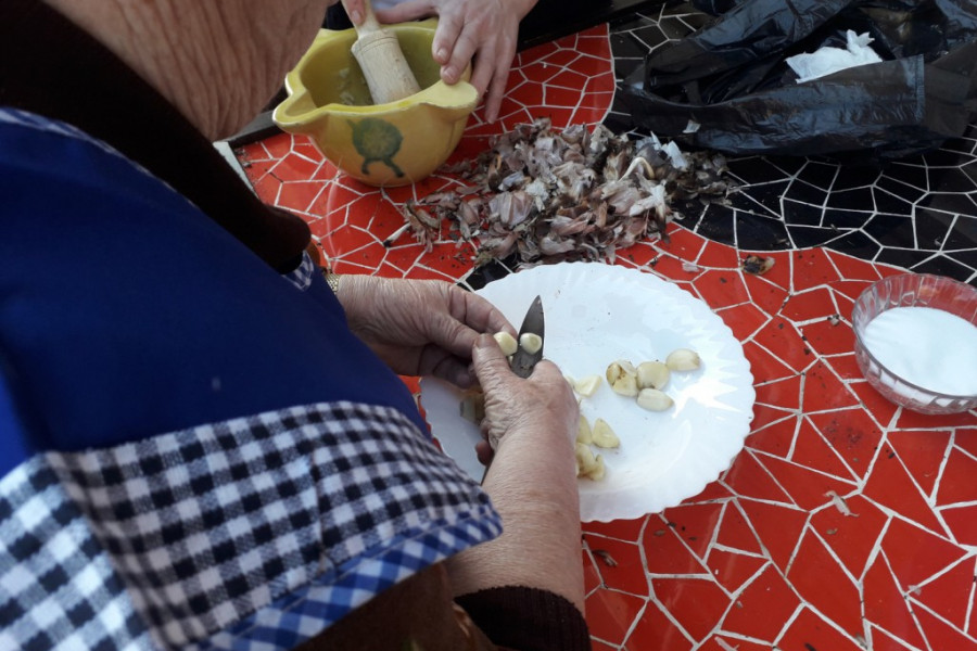 Las personas atendidas en la residencia ‘Nuestra Señora de Cortes’ de Alcaraz (Albacete) realizan una actividad de elaboración de embutidos y dulces tradicionales. Fundación Diagrama. Castilla-La Mancha 2019. 