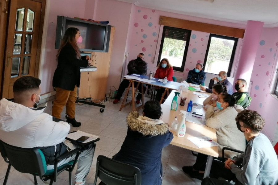 Las personas atendidas en el Programa de Inserción Sociolaboral Integral de Fundación Diagrama en Salamanca asisten a charlas sobre prevención de riesgos laborales. Fundación Diagrama. Castilla y León 2022