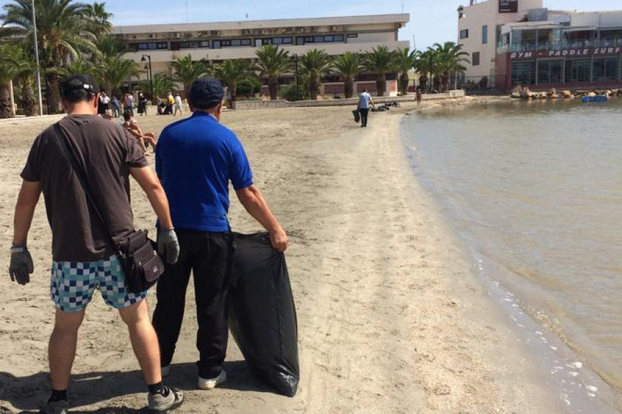 Las personas atendidas en la residencia ‘Altavida’ de Abanilla realizan una actividad de voluntariado medioambiental en las playas de San Pedro del Pinatar. Fundación Diagrama. Murcia 2019.