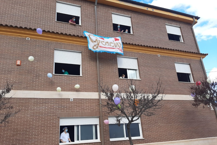 Las personas atendidas en la residencia ‘Nuestra Señora de Cortes’ de Alcaraz (Albacete) agradecen a profesionales y sanitarios su labor durante el último año 