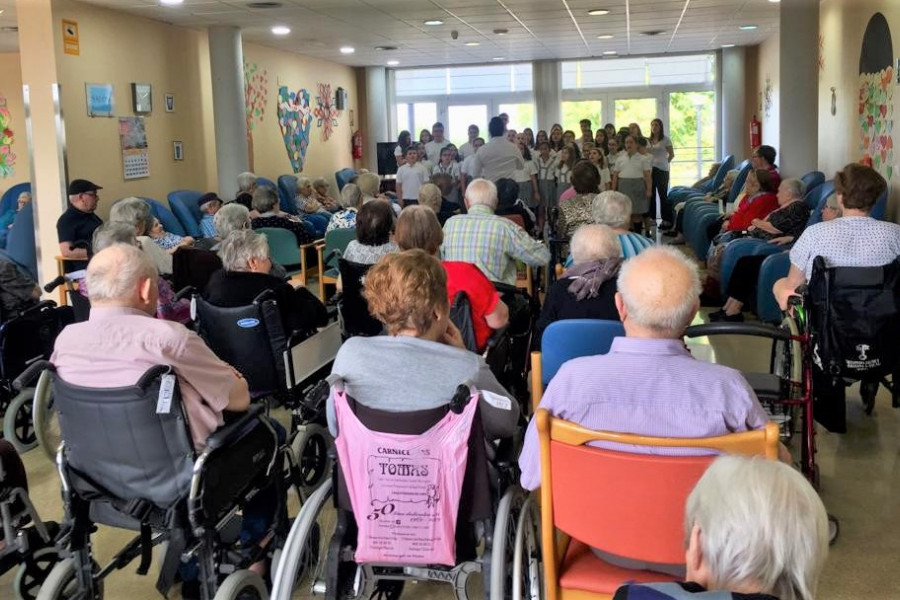 Las personas atendidas en la residencia ‘Nuevo Azahar’ de Archena asisten a un concierto de verano de alumnos del colegio El Ope de la localidad 