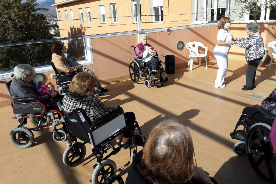 Las personas atendidas en la residencia ‘Nuevo Azahar’ de Archena (Murcia) sustituyen la tradicional castañada por actividades musicales y gastronómicas