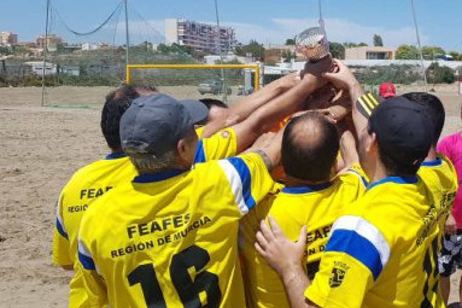 Las personas atendidas en la residencia ‘Nuevo Azahar’ de Archena participan en un torneo de fútbol playa de carácter social. Fundación Diagrama. Murcia 2019. 