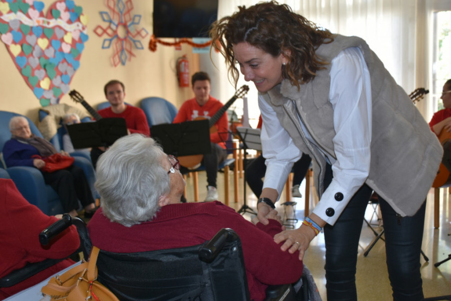 Las personas atendidas en la residencia ‘Nuevo Azahar’ (Archena) reciben la visita de Patricia Fernández, alcaldesa de la localidad. Fundación Diagrama. Murcia 2020. 