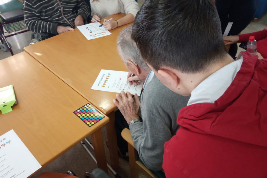 Las personas atendidas en la residencia ‘Nuevo Azahar’ de Archena asisten a una clase de inglés con profesores y alumnos del IES Dr. Pedro Guillén. Murcia. Fundación Diagrama 2018.