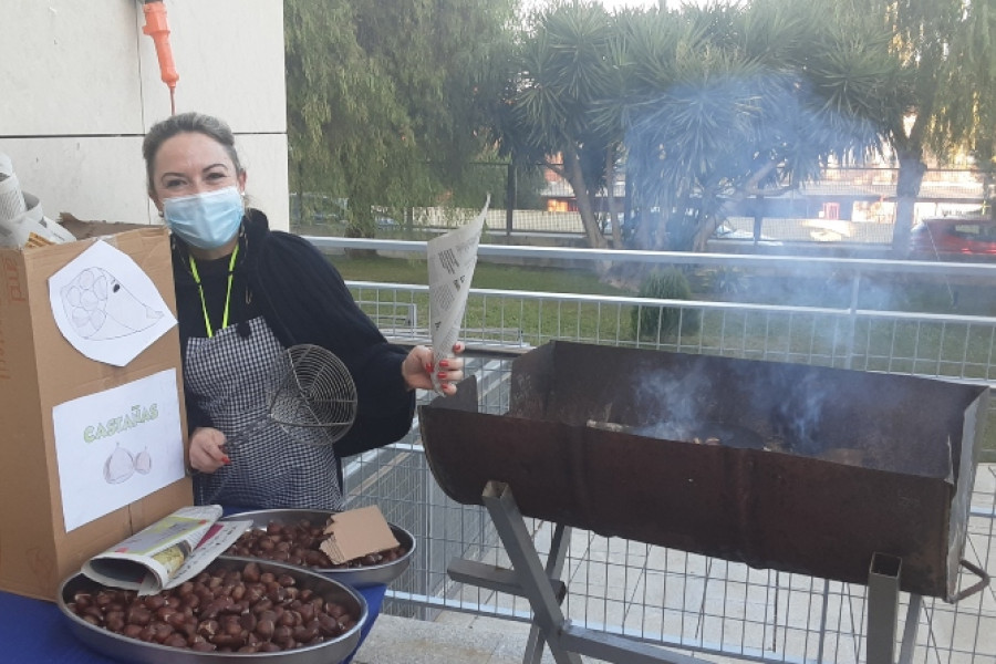 Las personas atendidas en la residencia sociosanitaria ‘Nuevo Azahar’ de Archena celebran una nueva edición de la castañada