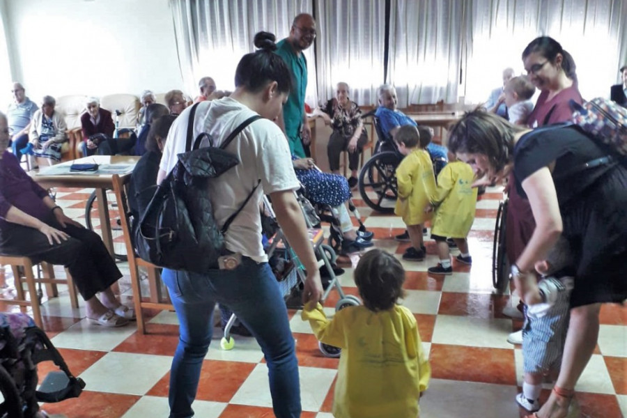 Las personas atendidas en la residencia ‘Virgen de Veladíez’ de Espirdo (Segovia) reciben la visita de los alumnos de la Escuela Infantil ‘Érase una Vez’