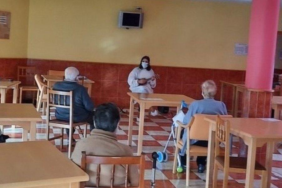 Las personas atendidas en la residencia ‘Virgen de Veladíez’ de Espirdo (Segovia) participan en una actividad de narración oral