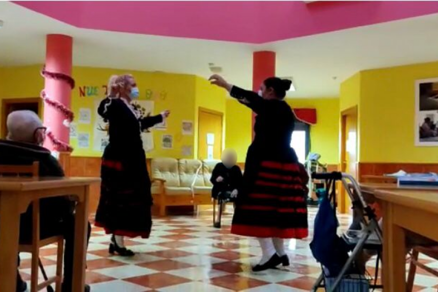 Las personas atendidas en la residencia ‘Virgen de Veladíez’ de Espirdo (Segovia) disfrutan de una jornada de bailes tradicionales