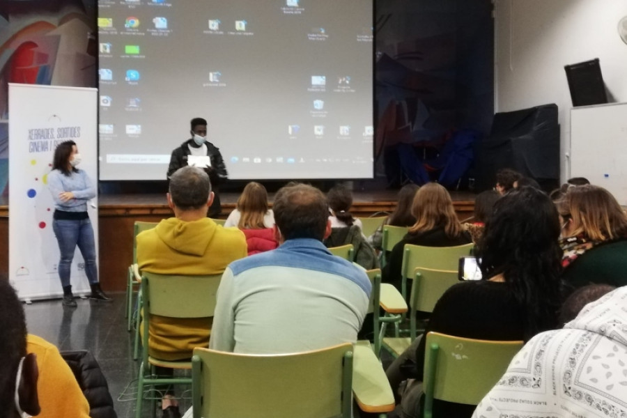 Las personas atendidas en el Servicio de Primera Acogida ‘Ullals III’ de Ulldecona (Tarragona) charlan sobre su experiencia vital con jóvenes del municipio