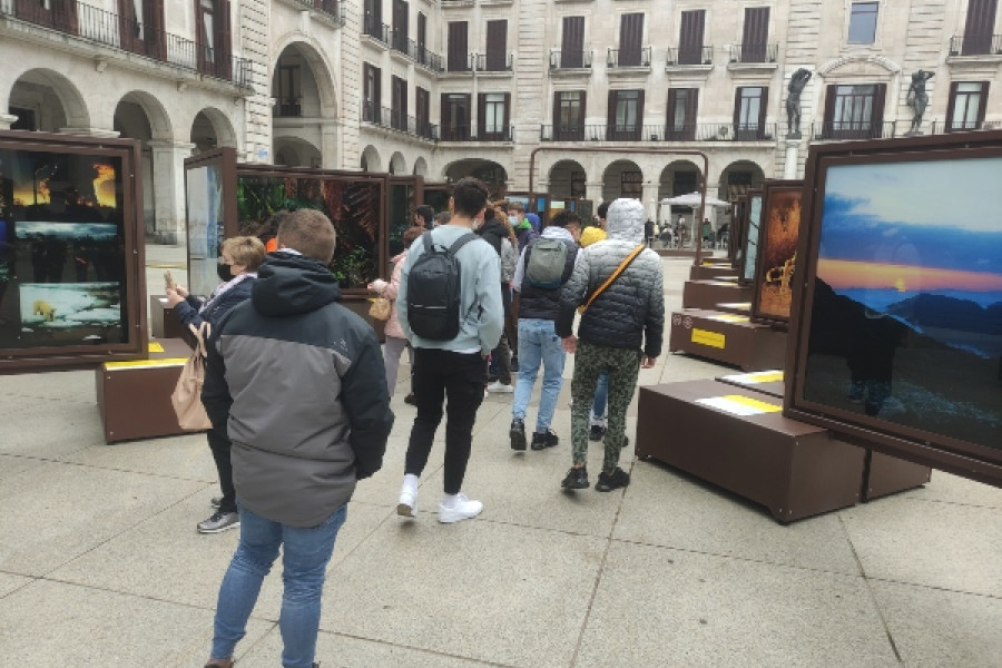 Las personas jóvenes atendidas en el Aula de FP Básica de Operaciones Básicas de Cocina de Santander visitan una exposición de National Geographic.