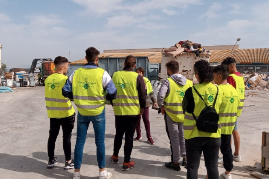 Las personas jóvenes atendidas en el centro ‘Las Moreras’ de Murcia descubren la labor que desarrolla el Centro de Preparación para la Reutilización. Fundación Diagrama. Murcia 2022