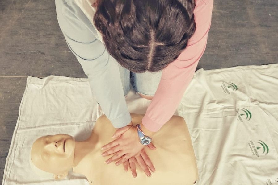 Las personas jóvenes atendidas en el centro ‘Los Alcores’ de Carmona (Sevilla) realizan una acción formativa en reanimación cardiopulmonar y primeros auxilios. Fundación Diagrama. Andalucía 2022.