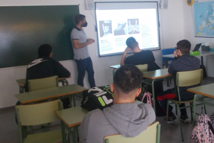 Las personas jóvenes atendidas en el centro ‘Montefíz’ de Ourense participan en una charla sobre educación deportiva para la vida. Fundación Diagrama. Galicia 2022.