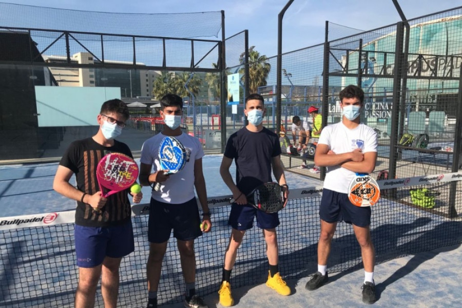 Las personas jóvenes atendidas en el centro ‘San Miguel’ de Granada participan en unas jornadas protagonizadas por los deportes de raqueta