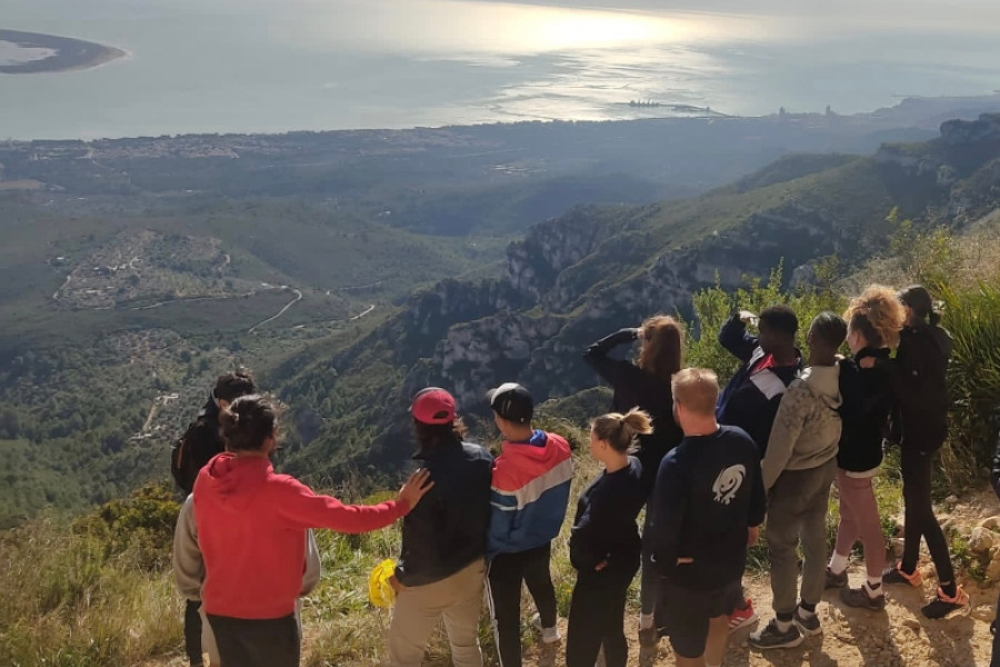 Las personas jóvenes atendidas en los centros ‘Encanyissada’ de Sant Jaume d’Enveja disfrutan de una jornada deportiva en La Foradada