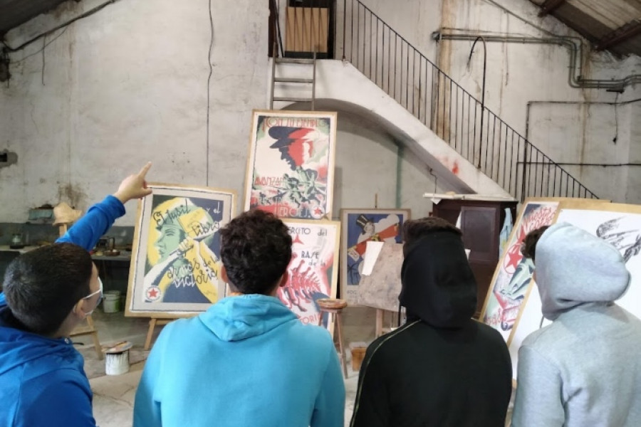 Las personas jóvenes atendidas en el Hogar de Acogida ‘Benalúa’ de Alicante visitan los refugios antiaéreos de la Guerra Civil ubicados en la ciudad