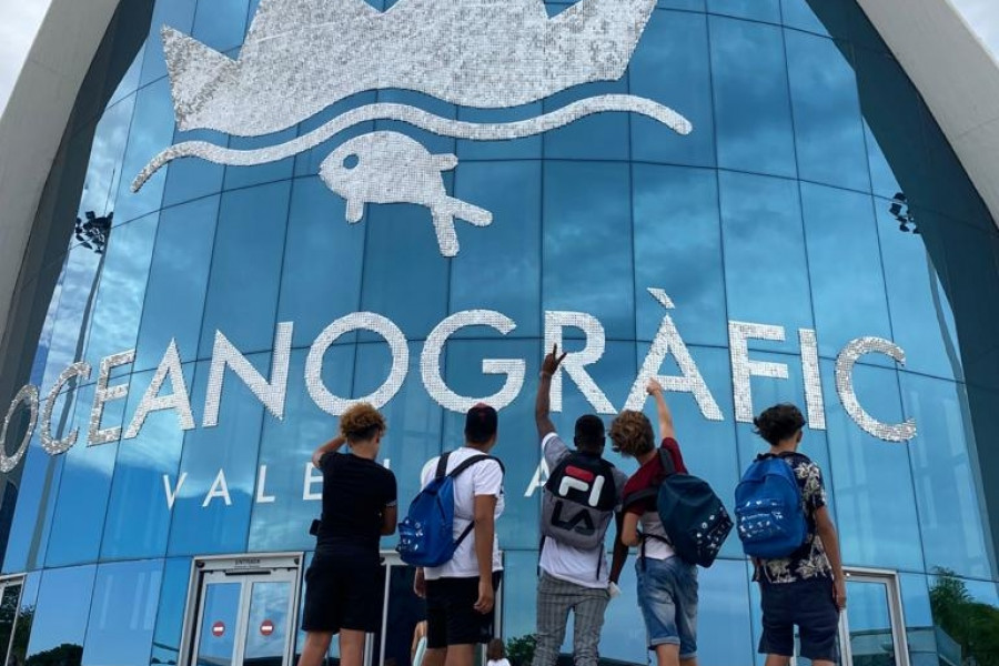 Las personas jóvenes atendidas en el Hogar de Acogida ‘La Magrana’ de Alicante disfrutan de una jornada en el Oceanogràfic de Valencia