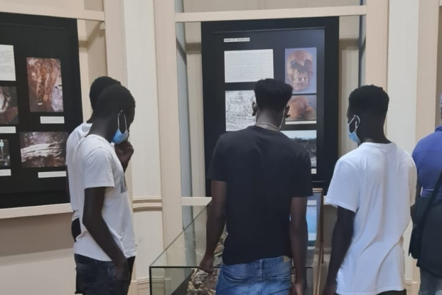 Las personas jóvenes atendidas en el Hogar ‘Rebumbio’ de Las Palmas llevan a cabo una visita al Museo Canario. Fundación Diagrama 2022