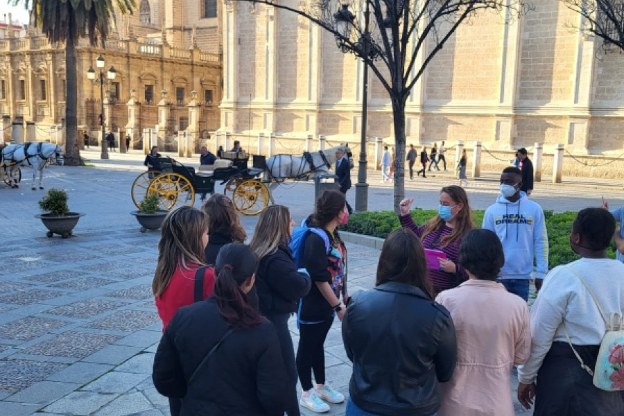 Las personas jóvenes atendidas en el Programa Labora de Sevilla completan con éxito una yincana cultural por la ciudad. Fundación Diagrama. Andalucía 2022.