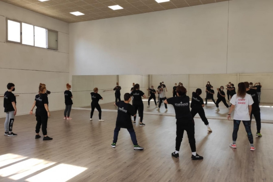 Las personas jóvenes atendidas en la residencia ‘Campanar’ de Valencia participan en un taller de danza y baile en la escuela Stardanze 
