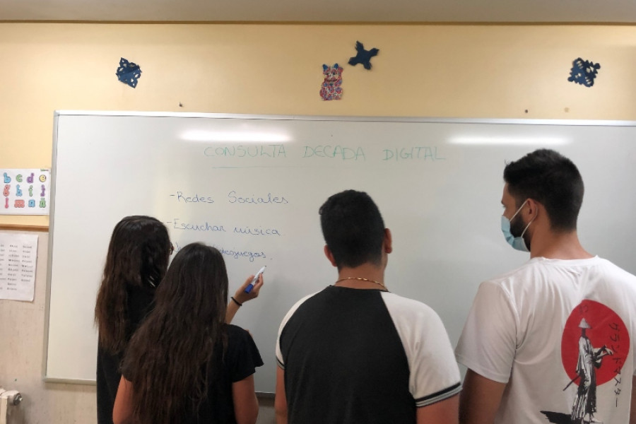 Las personas jóvenes atendidas en la Residencia ‘Lucentum’ de Alicante participan en una consulta para mejorar la legislación europea sobre el uso de internet