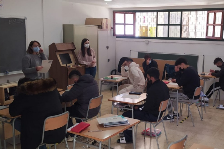 Las personas jóvenes atendidas en la residencia ‘Mariano Ribera’ de Burjassot (Valencia) participan en un taller de prevención de la violencia en las aulas