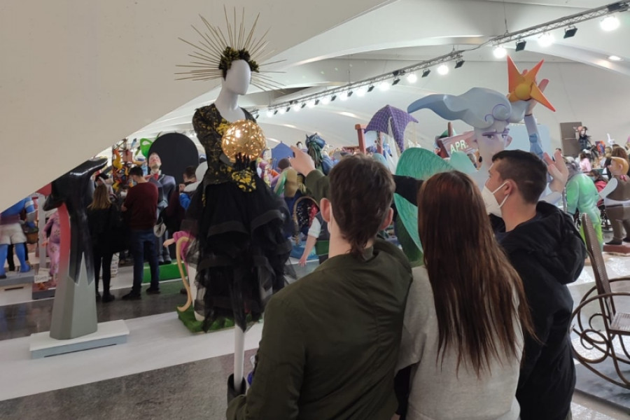 Las personas jóvenes atendidas en la residencia ‘Mas de la Pinaeta’ en Gátova (Valencia) visitan la exposición del Ninot 2022. Fundación Diagrama. Comunidad Valenciana 2022.