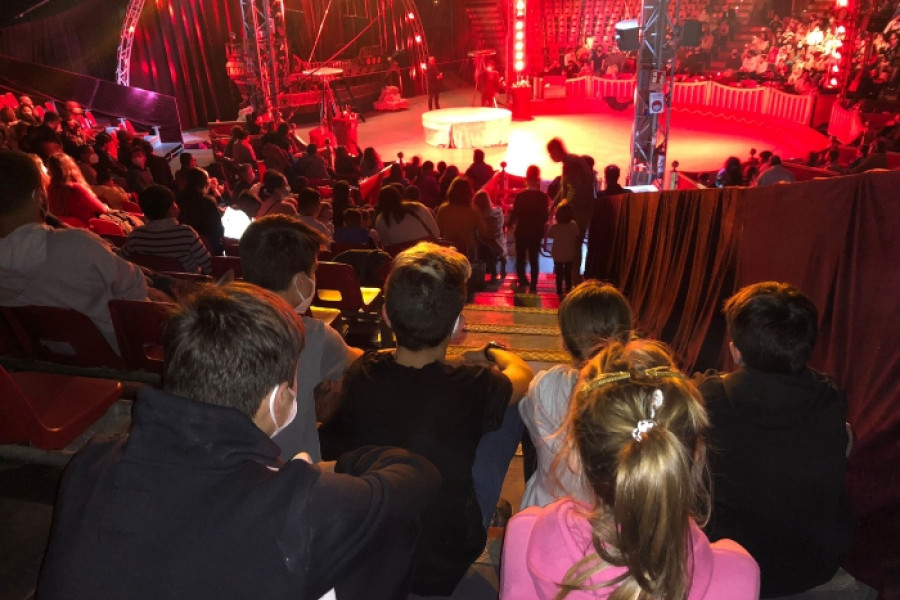 Las personas jóvenes atendidas en la residencia ‘Massamagrell’ de Valencia asisten a una gala benéfica de circo.