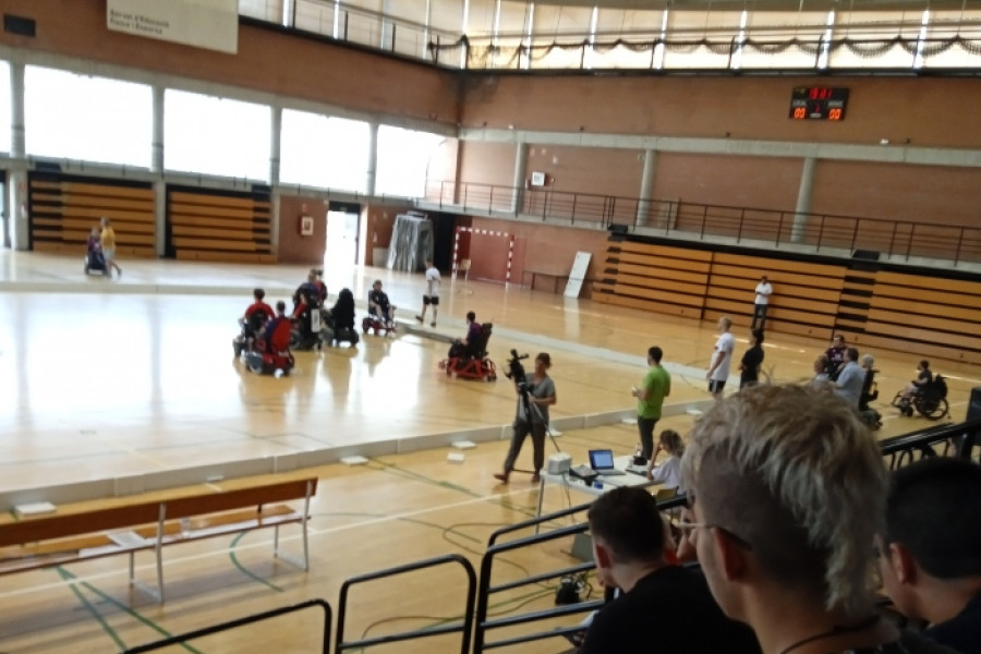 Personas jóvenes atendidas en la residencia 'Pi i Margall' de Burjassot (Valencia) asistiendo a un partido amistoso de hockey en silla de ruedas. 